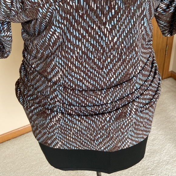 🤎 BCBGMaxAzria Faux Wrap Abstract Print Short-Sleeve V Neck Top Brown Large - Picture 4 of 11